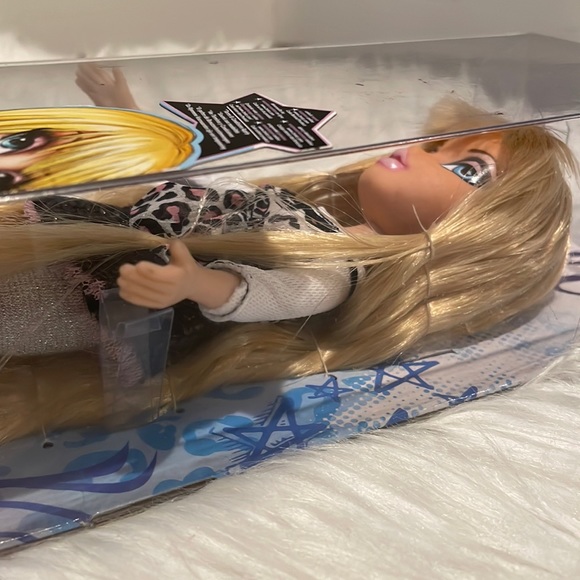 NIB Bratz Vintage Cloe 10th Anniversary Edition Sealed - Picture 5 of 17